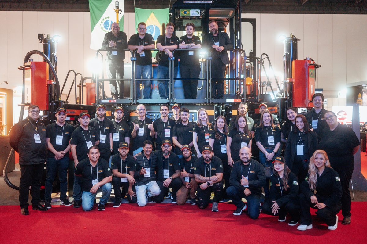 IMB Brasil team at the factory